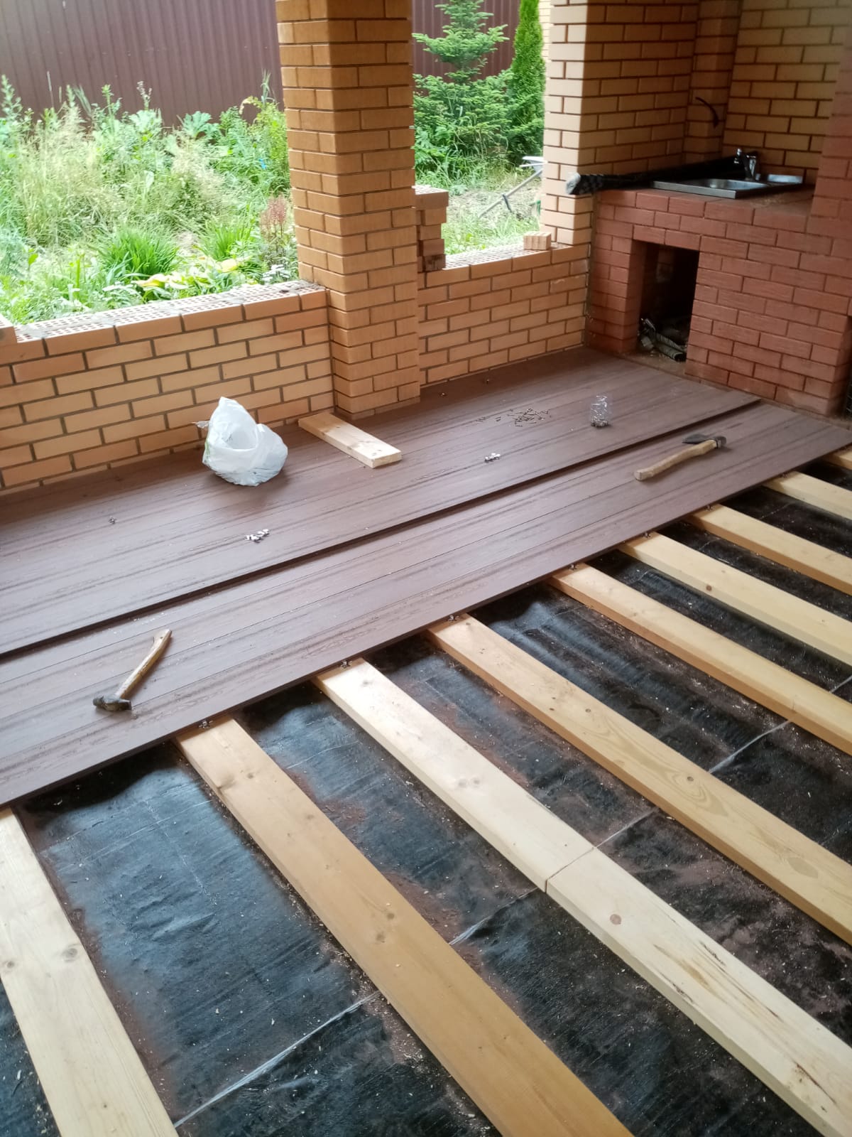 Монтаж крыши и пола для летней кухни